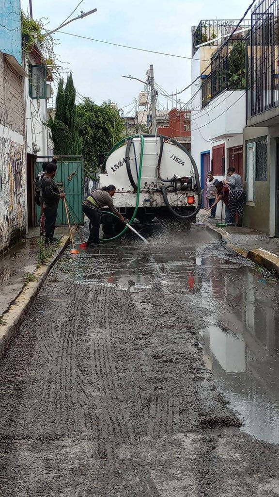Alc_Iztapalapa's tweet image. En Desarrollo Urbano Quetzalcóatl seguimos trabajando sin descanso tras la fuerte lluvia. Nuestras brigadas realizan labores de limpieza y desazolve, además entregamos kits de limpieza a familias afectadas. La prioridad es que nadie se quede sin apoyo.
