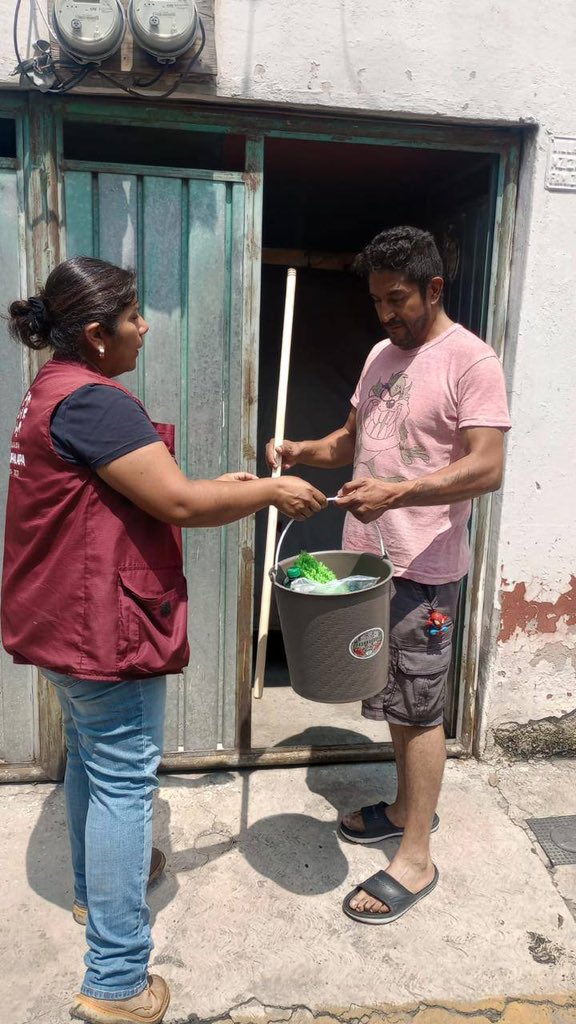 Alc_Iztapalapa's tweet image. En Desarrollo Urbano Quetzalcóatl seguimos trabajando sin descanso tras la fuerte lluvia. Nuestras brigadas realizan labores de limpieza y desazolve, además entregamos kits de limpieza a familias afectadas. La prioridad es que nadie se quede sin apoyo.