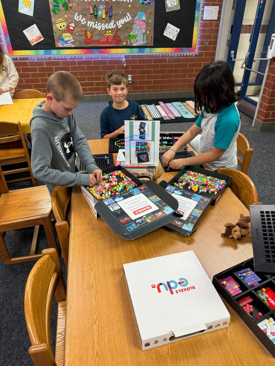 MrsLibraryLady8's tweet image. We&apos;ve been reveling in Dot Day festivities all month at the library. The students are thoroughly enjoying the chance to unleash their creativity. #DotDay #CreativeKids
