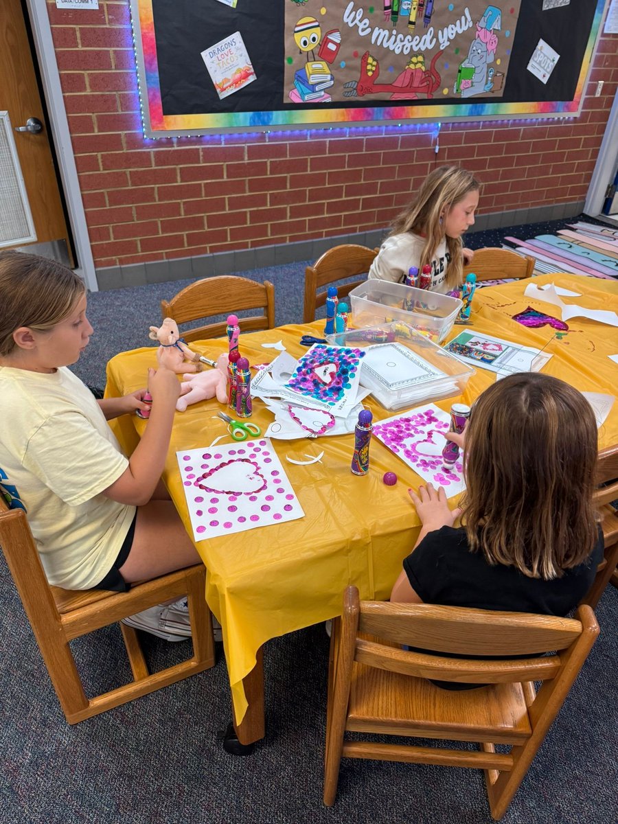 MrsLibraryLady8's tweet image. We&apos;ve been reveling in Dot Day festivities all month at the library. The students are thoroughly enjoying the chance to unleash their creativity. #DotDay #CreativeKids