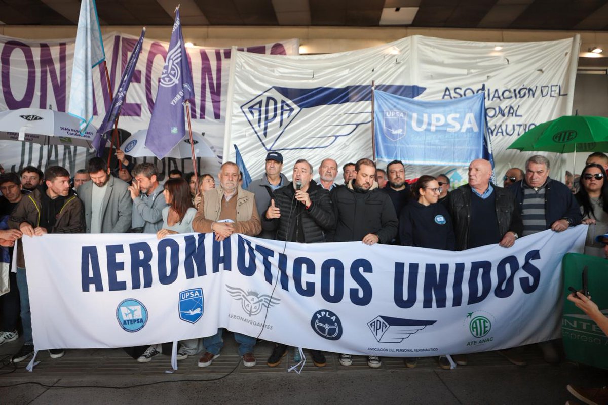 ÚLTIMO MOMENTO
MAÑANA ATE LANZA ASAMBLEAS EN 21 AEROPUERTOS!!

LAS DEMORAS EN LOS VUELOS SON EXCLUSIVA RESPONSABILIDAD DEL GOBIERNO!!

Esto no es joda. La seguridad de todos los vuelos está amenazada. 
La ANAC incumple auditorías internacionales y provoca una grave crisis en el