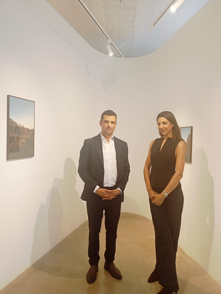 Visita de Sr el Cónsul General a la galería de nuestra compatriota Lamiae Mohacht, a la ocasión de la inauguración de la exposición fotográfica  del artista alicantino Álvaro Soriano.  

 @volta_art_gallery