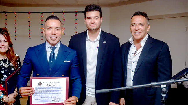 Perunewscom's tweet photo. Nueva York: "PERÚ TO THE WORLD EXPO" otorga a Juan Chipoco el reconocimiento “Empresario del Año”
👉🏻https://t.co/vWwNR6rgP2👈🏼 #Perú #NY #Ceviche105 #JuanChipoco #PerutotheWorld #Expo #chef #Miami #premio #éxito #comida #cultura #JuanChipoco #gastrónomo #empresario #reconocimiento https://t.co/qnrAdEj8Z8