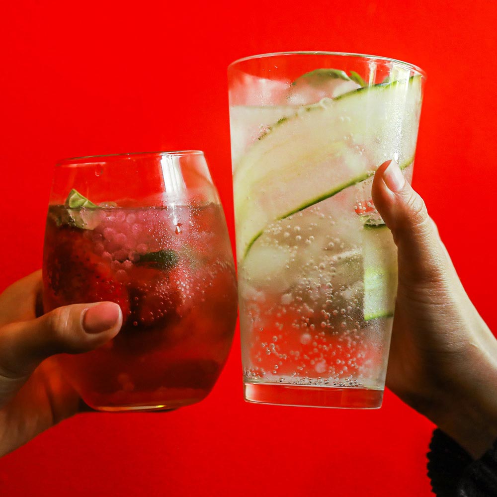 spherificator's tweet image. Technique Tuesday
Want pearls to float in cocktails? Make them lighter with fruit juice or sweetened water instead of dense syrups.

#TechniqueTuesday #FloatingPearls #DrinkDecor #SpherificatorHack