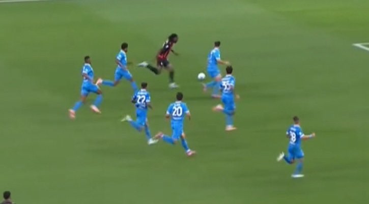 BestofLeao's tweet photo. 1 v 7 😭 

Unstoppable 😤 https://t.co/enmEWYZRBI