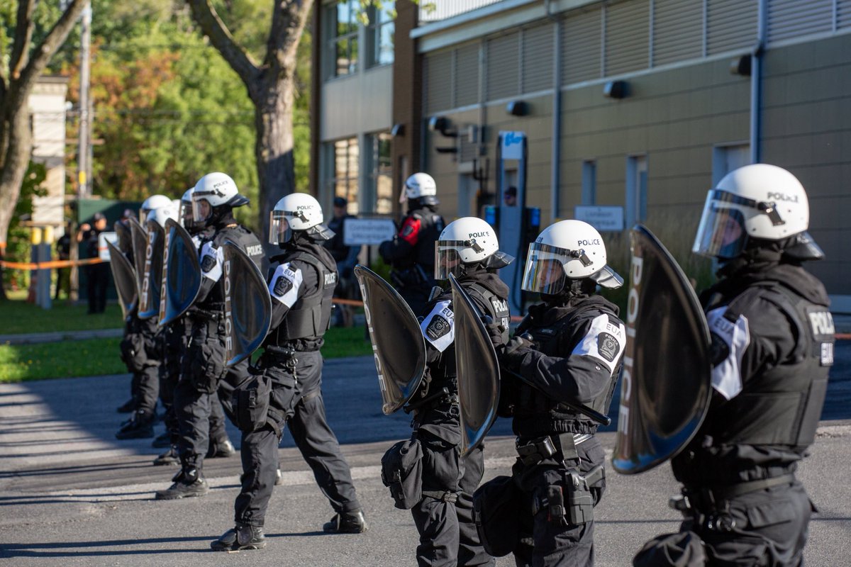 LONGUEUIL – Une centaine de personnes ont manifesté calmement ce dimanche pour exiger le port de caméras corporelles après la mort de Nooran Rezayi, 15 ans, abattu par le SPAL. La marche est passée devant le quartier général du SPAL, sous forte présence policière.