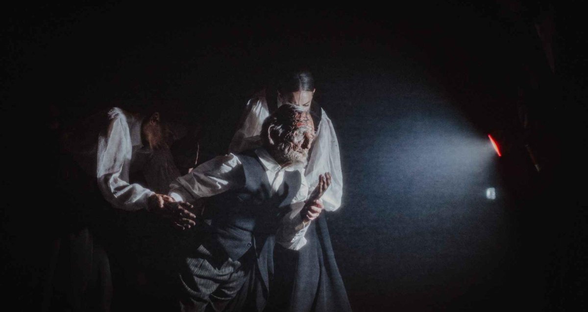 Una nit al bosc. Noctambulisme i sacrilegi. La foscor i l'ombra il·luminen el dispositiu funerari, entre síntesi despullada i barroquisme febril. Abstracció rodorediana: una obra inexpugnable i inabastable esdevé així una dansa macabra, una vetlla forestal, una celebració floral.