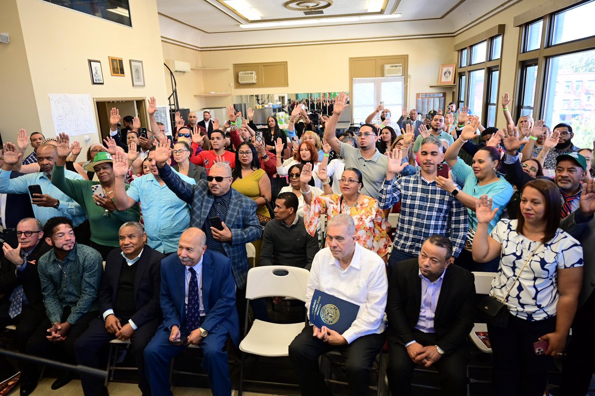 #FPComunica |

En Hartford, <a href="/LeonelFernandez/">Leonel Fernández</a> juramentó a nuevos miembros en la #FuerzaDelPueblo, incluyendo enfermeras, abogados, choferes y amas de casa. 

El acto, realizado en la Asociación de Comerciantes Hispanoamericanos, destacó la diversidad y compromiso de la diáspora