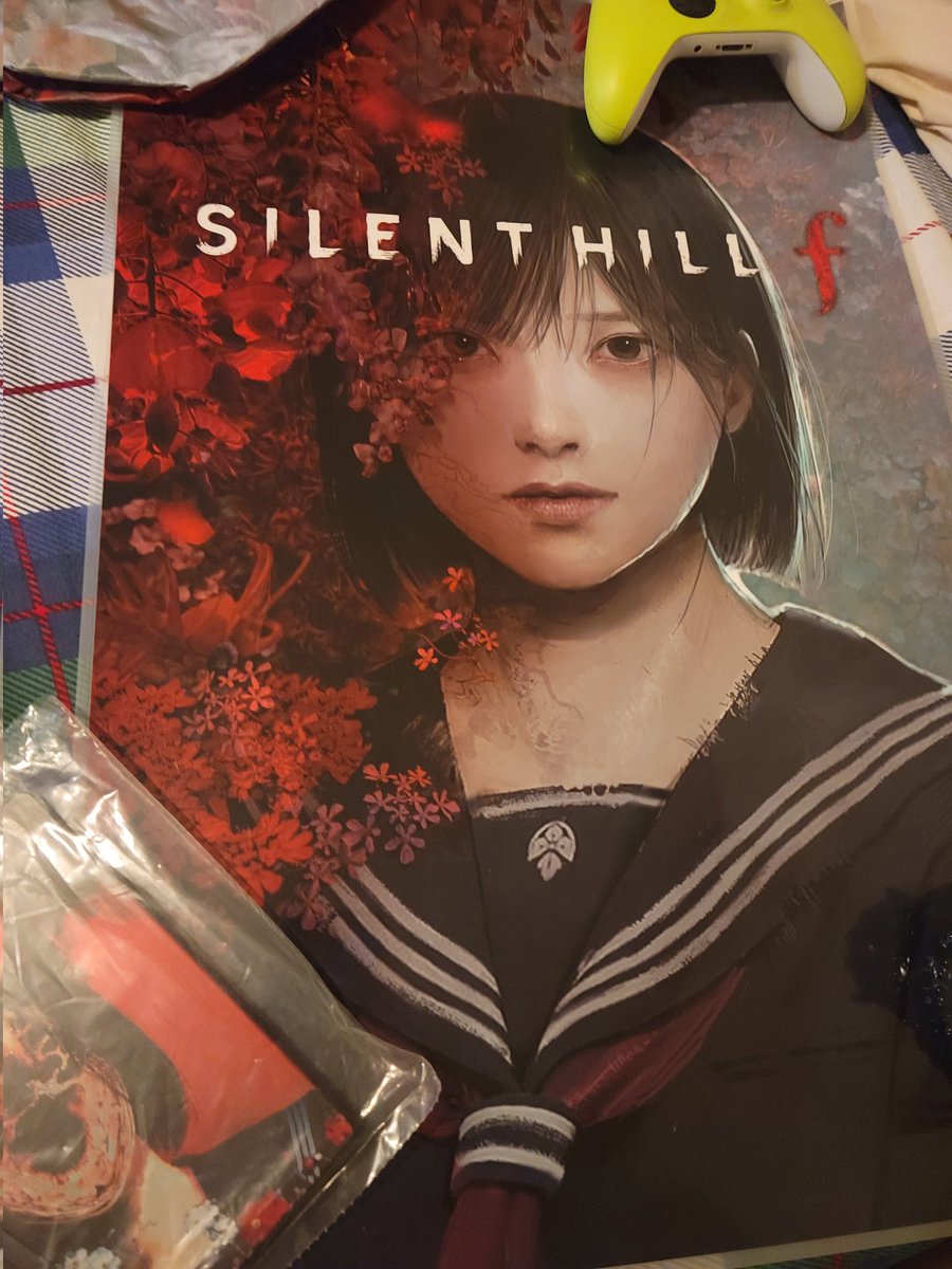 Greaydeth's tweet photo. Here are some of the freebies I got from the Silent Hill f scavenger hunt at LA:
- Silent Hill f tote bag (attained at the )
- Silent Hill f poster (attained at the hypland store also i personally laminated it)
- Silent Hill f tap card (attained at the metro train) https://t.co/5hMBTisqJ0