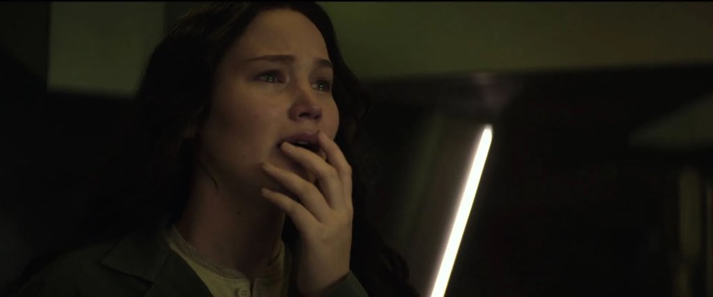 thngergames's tweet photo. meu império romano é o fato de que francis lawrence manteve a jennifer lawrence e josh hutcherson separados por meses para deixar a atuação ainda mais real quando katniss via o peeta sequestrado pela capital https://t.co/ZO8FyNy9bL
