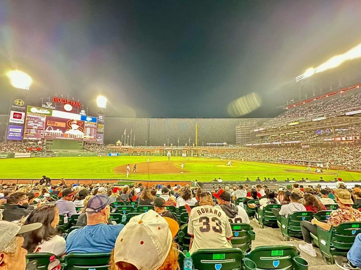 FionaFiona03's tweet image. Oracle Park nights hit different bay breeze, garlic fries, and 40,000 strangers cheering like family. ⚾️ #SFGiants #OraclePark