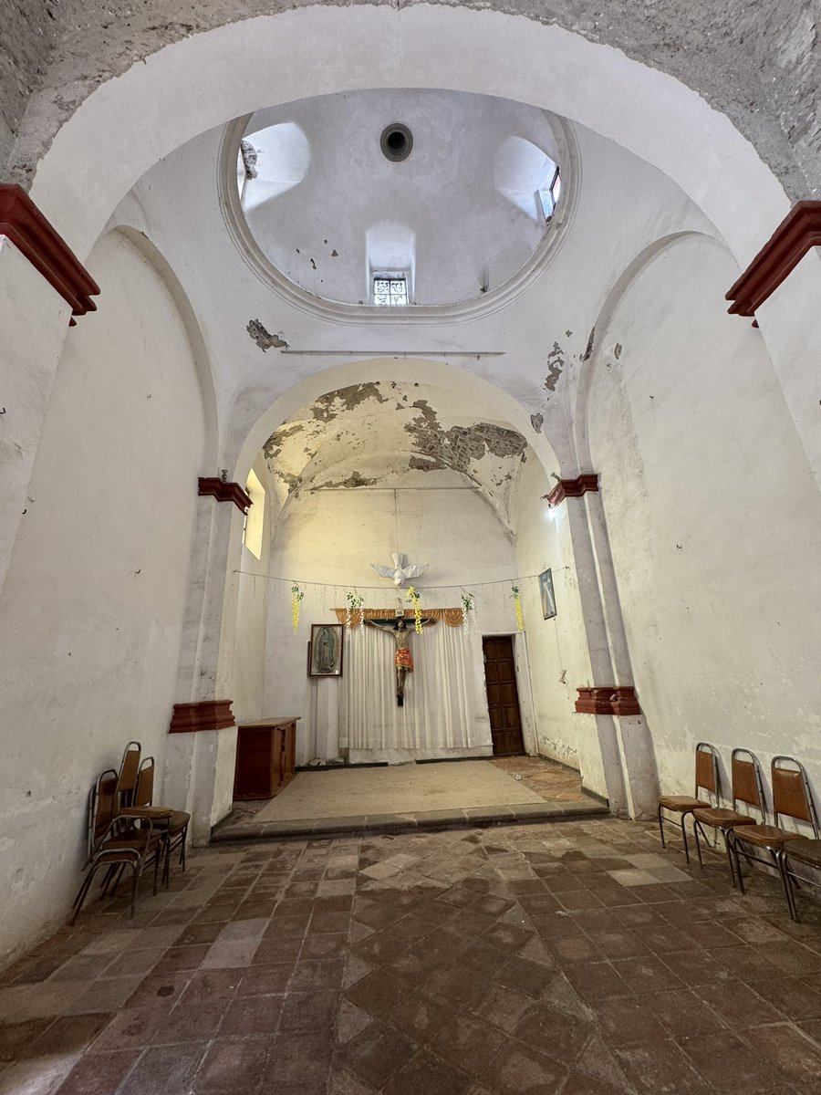 Cuauhtemoc_1521's tweet photo. En algún lugar de esta capilla, debajo de este piso moderno, descansan los restos de la madre de Hernán Cortés,
Catalina Pizarro Altamirano. Se trata de la capilla de la “Enseñanza” parte del antiguo complejo franciscano de la actual Catedral de Texcoco. En este lugar fue donde fray Pedro de Gante enseñó a los hijos de caciques acolhuas el castellano y la religión católica. Mis fotografías