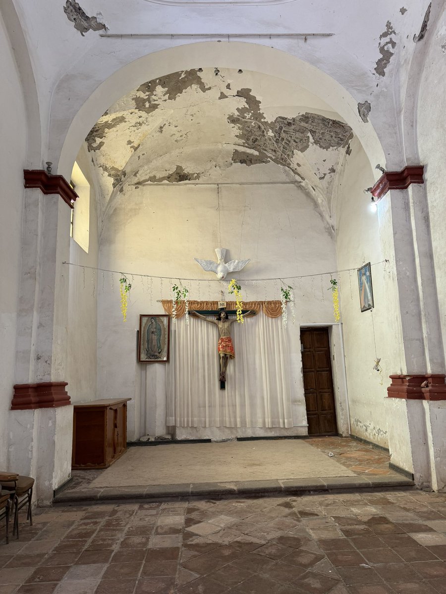 Cuauhtemoc_1521's tweet photo. En algún lugar de esta capilla, debajo de este piso moderno, descansan los restos de la madre de Hernán Cortés,
Catalina Pizarro Altamirano. Se trata de la capilla de la “Enseñanza” parte del antiguo complejo franciscano de la actual Catedral de Texcoco. En este lugar fue donde fray Pedro de Gante enseñó a los hijos de caciques acolhuas el castellano y la religión católica. Mis fotografías