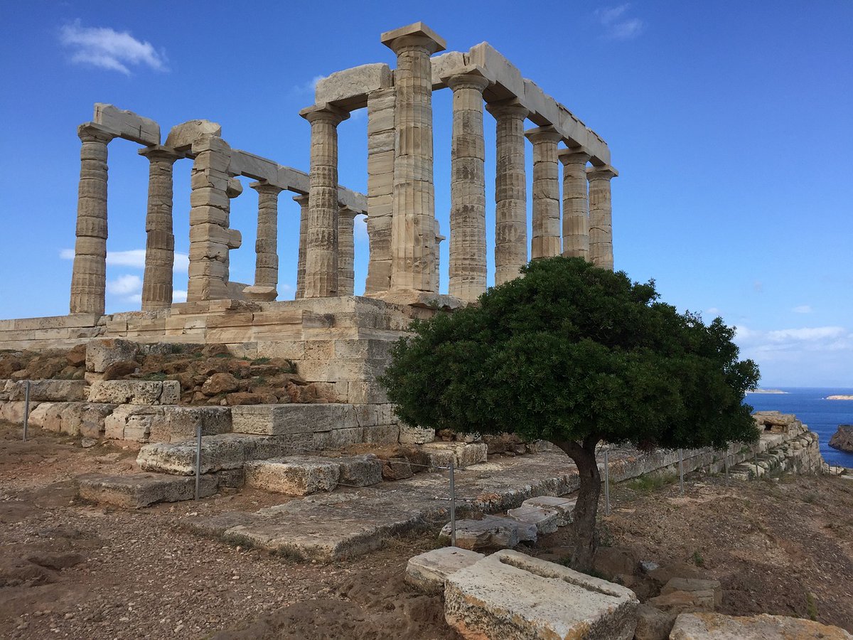 EuroRincones's tweet photo. Construido a unos 60 metros sobre el nivel del mar a mediados del siglo V a.C., el Templo de Poseidón en el Cabo Sunio, Ática, Grecia, es el promontorio desde el cual el Rey Egeo se arrojó al mar tras pensar equivocadamente que el Minotauro había matado a su hijo Teseo. https://t.co/JjPd5sCgwO