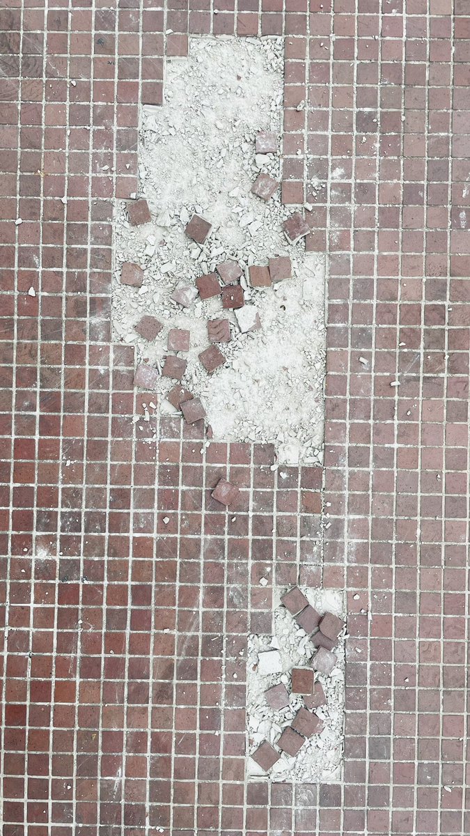 Nessa semana a reforma do Viaduto Santa Ifigênia completa 1 ano.
Para comemorar, o prefeito de São Paulo, também conhecido como Trump do Anhangabaú, vai fazer um bolo decorado com as pastilhas que estão se soltando desde a primeira semana. 🎂