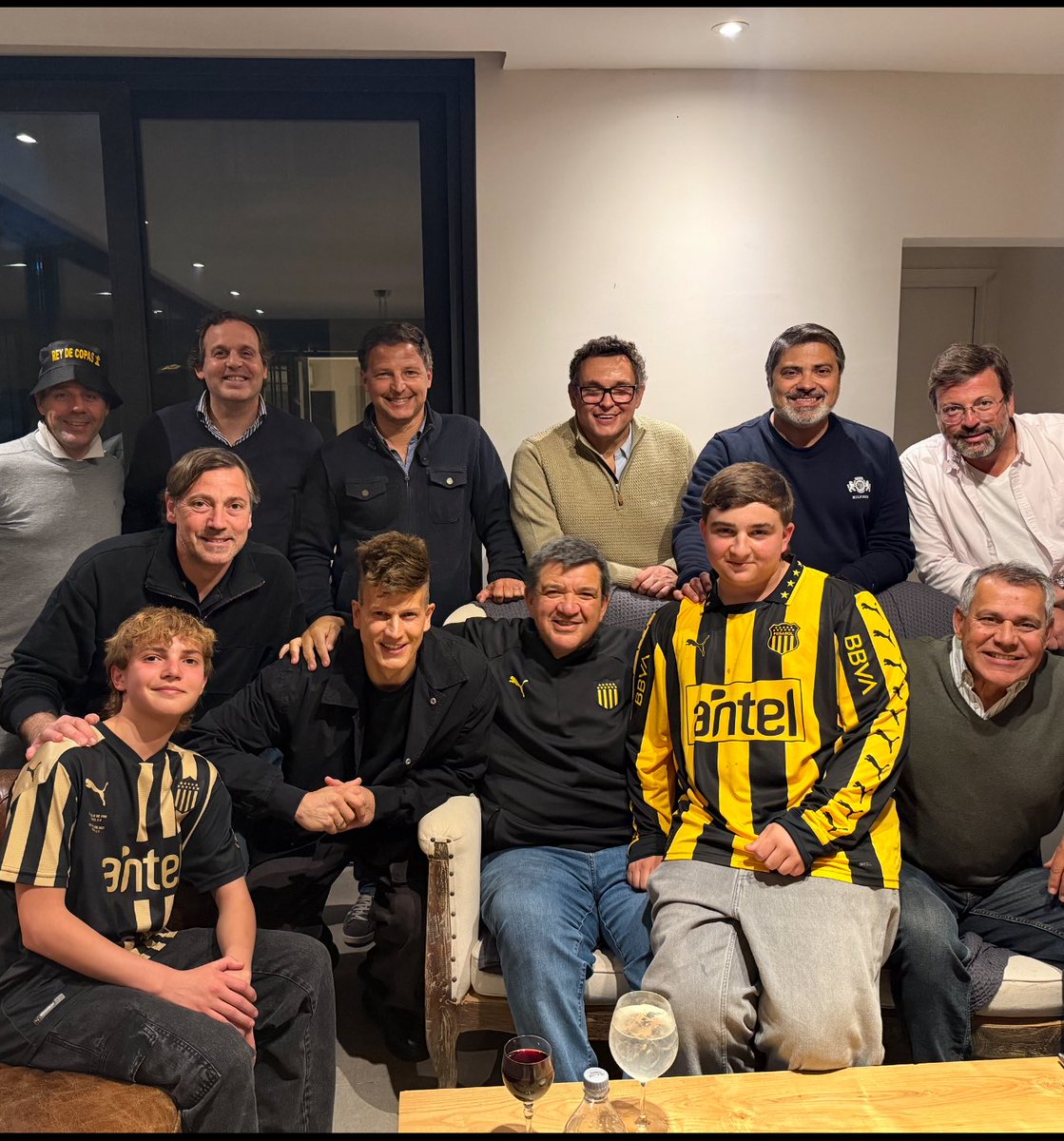 Felices 134 años de gloria a todos los carboneros . En cada rincón del mundo donde vive un peñarolense , se festejó con amigos y en familia.  Viva siempre Peñarol !!!