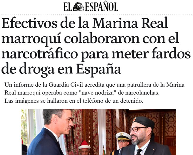 A newspaper headline from El Español with the text "Efectivos de la Marina Real marroquí colaboraron con el narcotráfico para meter fardos de droga en España." Below the headline, a quote from a Guardia Civil report mentions a Moroccan Navy patrol boat nicknamed "nave nodriza" used by drug traffickers. Images show two men in formal attire, one in a suit and the other in a naval uniform with a cap, standing indoors with a red curtain background.