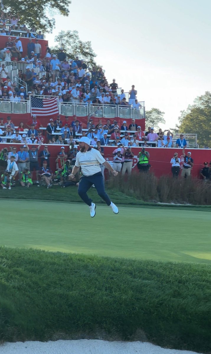 The winning moment.

“This is the only thing I want to do for the rest of my life,” Lowry tells the BBC. 

The Irishman revealed his brother has had a baby today, as well! What a day for the family. 

#rydercup #teameurope