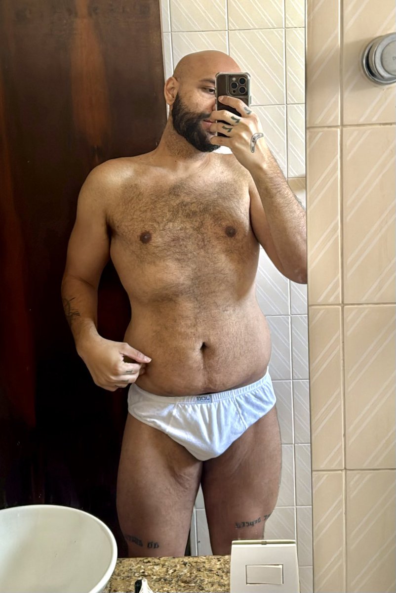 Cueca slip velha e sem marca: 🤍