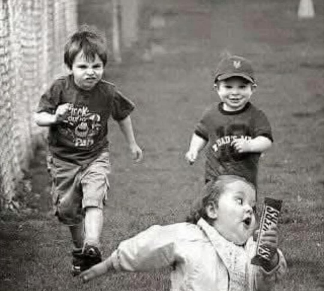 El juego infantil en el que un niño trata de atrapar a otros se llama «pillapilla», en una sola palabra, y no en dos: *«pilla pilla».