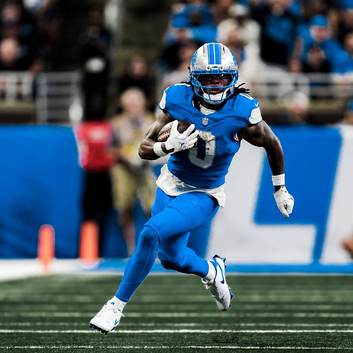 LionsPR's tweet photo. The only players in @Lions history to produce 70+ scrimmage yards and a TD in five-straight home games:

1. Jahmyr Gibbs
2. @BarrySanders 
3. @RealBillySims 

#OnePride https://t.co/2YCw4Ctwqp
