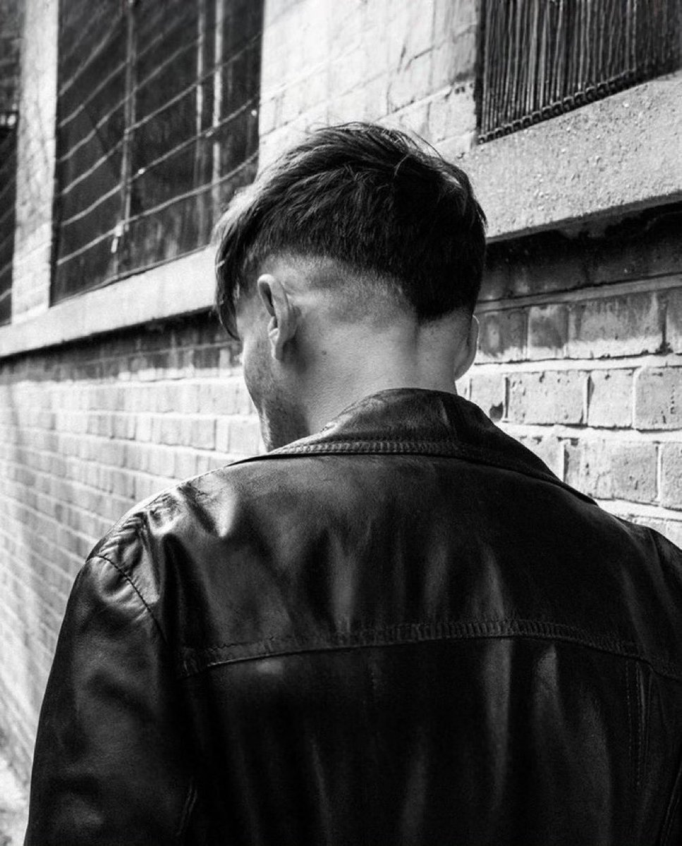 91faithh's tweet photo. I CANT WAIT TO SEE THE ACTUAL COVER, BECAUSE WE’LL SEE LOUIS IN A DAMN LEATHER JACKET?!!??? https://t.co/iV28tqsJey