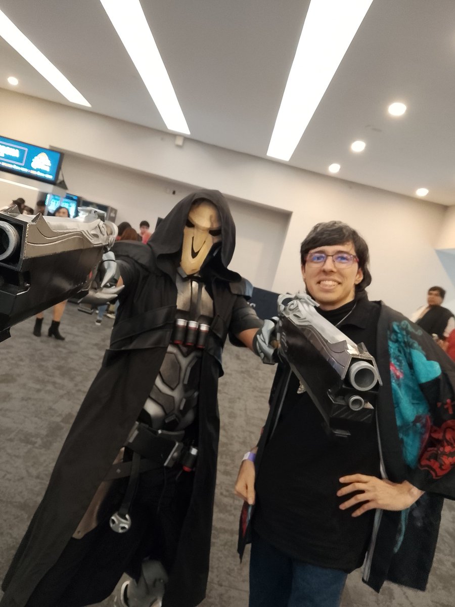 FightDraco's tweet photo. Y para cerrar la parte de los cosplayers e ilustradores que me tomé foto: Reaper de Overwatch, Sanchan, Iori y Sahlarei. Muchas gracias a la Animole 2025 por esta gran experiencia. #AniMole3 #cosplayers #digitalilustrator https://t.co/ji62IpoH0J