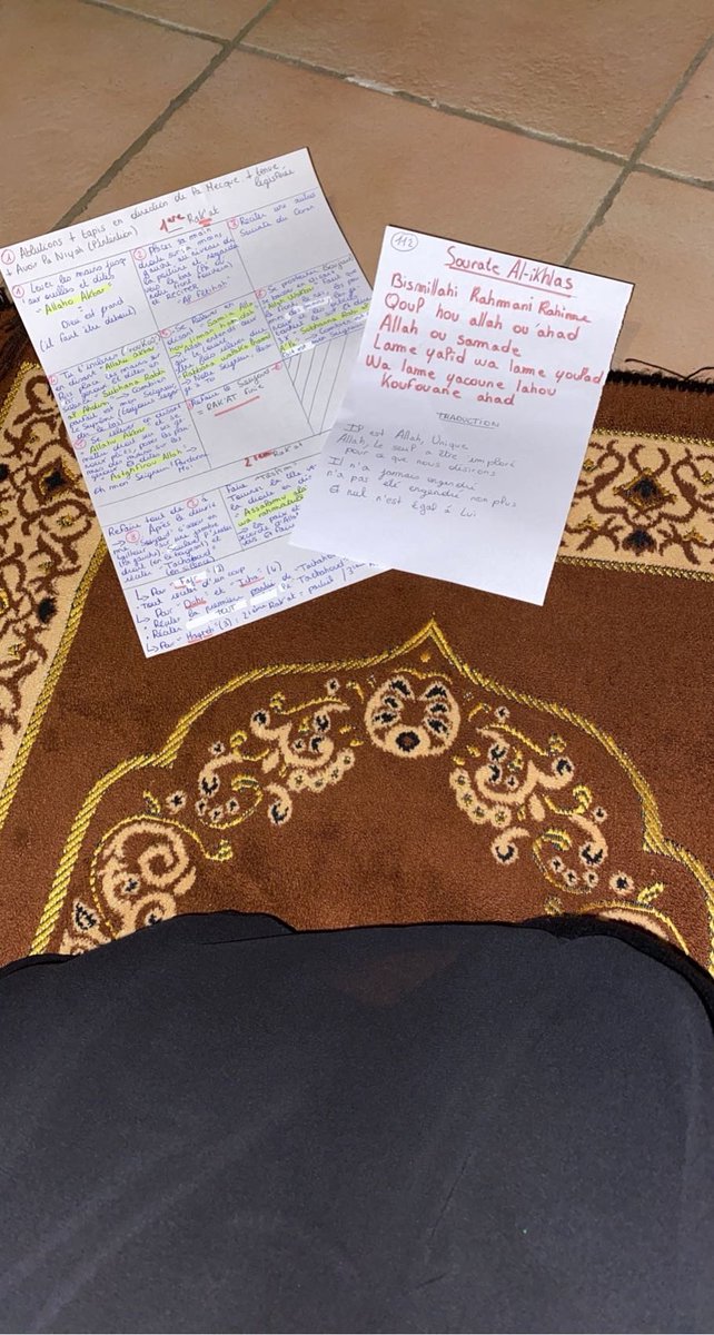 ambre_zz10's tweet photo. Souvenir de 2022… quand j’apprenais à faire salât avec mes petite fiches 🤣🤣🤣 

Ct à l’époque hein, les infos écrites dessus provenaient d’internet… Bien évidement depuis j’ai apprit a la faire correctement. 

Al hamdoulilah, j’en ai fait du chemin. https://t.co/HTMZGnyjDY