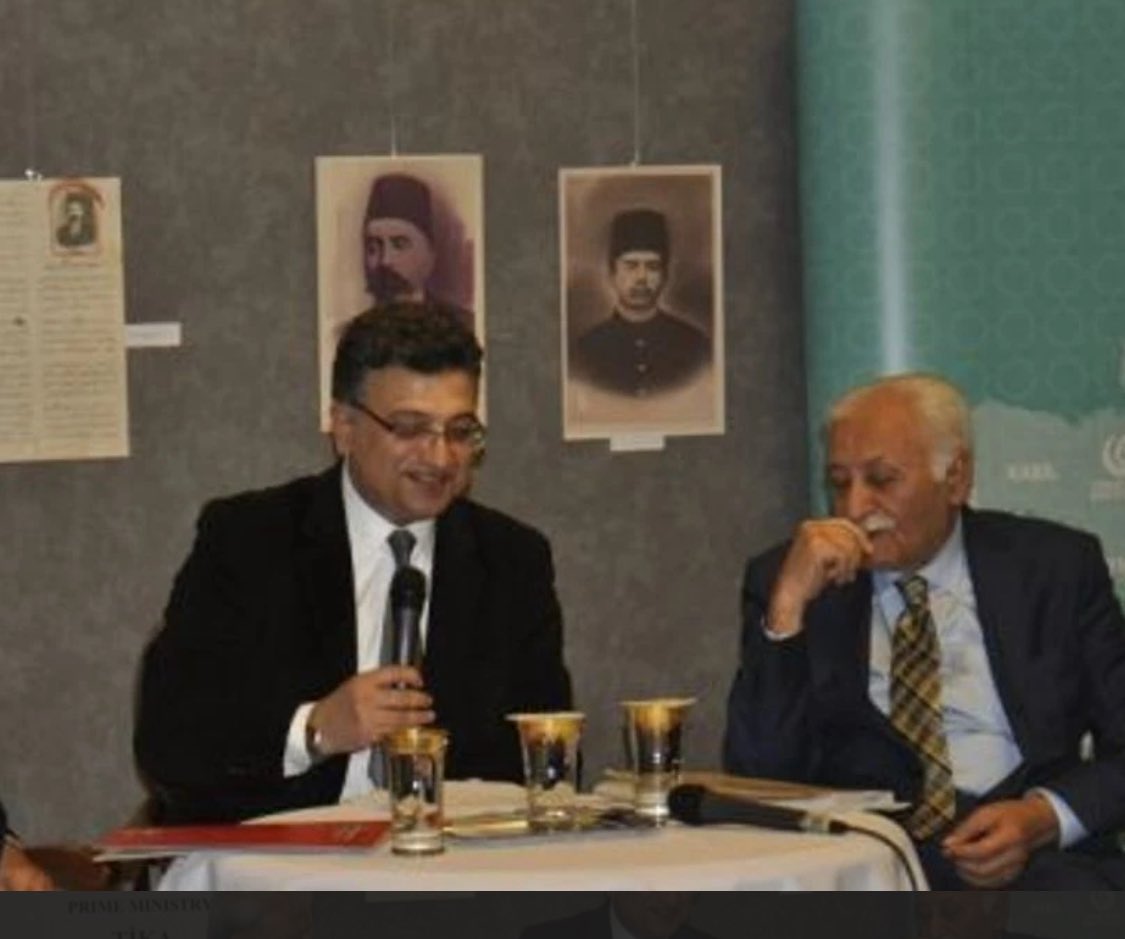 suleymankzltprk's tweet photo. ❤️ Edebiyatımızın eşsiz seslerinden Yavuz Bülent Bâkiler’in vefat haberi, hepimizi üzdü. 

🌹Onun dizeleri Türkçemizin asaletine tutunup, milletimizin ortak hafızasını ve millî şuurunu derinleştiriyordu. 

🌹Sözlerinin sıcak ateşiyle gönüllerimizi ısıtan, dilimize yeni ufuklar açan Bâkiler’i rahmet, minnet ve dualarla anıyorum. Cenâb-ı Hak’tan kendisine rahmet diliyorum. Kederli ailesine, sevenlerine ve edebiyat camiamıza sabır ve metanet niyaz ediyorum.
🌹Bâkiler’in geride bıraktığı eserler, Türkçenin saflığını, Türk  ve İslam coğrafyasının ve Anadolu’nun derin duygularını ve hasretin hüznünü taşıyan bir miras. 
🇹🇷Onunla millî ruhumuz ve vicdanımız daima canlı kalacak. 
🇹🇷Ruhu şad, mekânın cennet olsun, büyük şair… 🌹
#YavuzBülentBâkiler