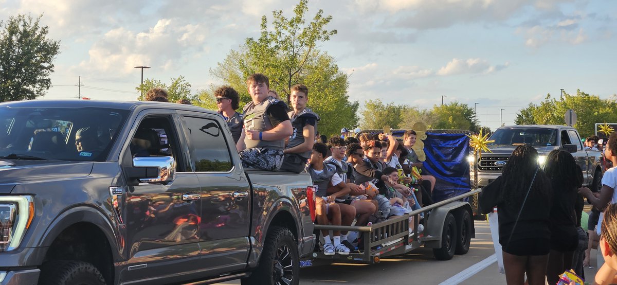 AJGudTX's tweet photo. Homecoming parade https://t.co/kGflhZO12w