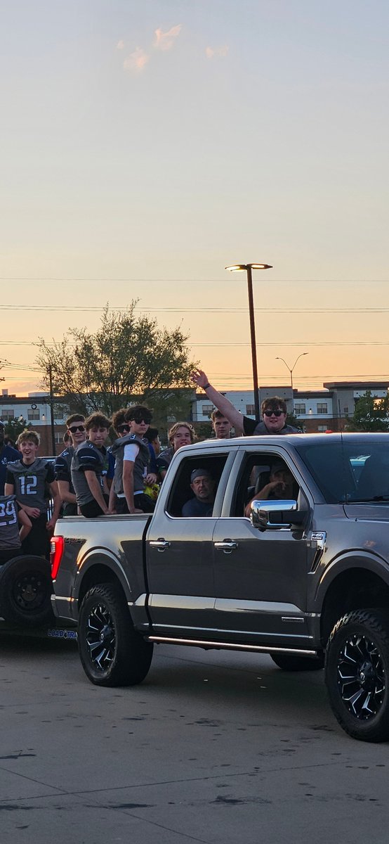 AJGudTX's tweet photo. More Homecoming parade pictures https://t.co/yaLQey0DWS