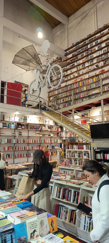 Arturodelp's tweet photo. #LXFactory, Lisboa 🇵🇹, una antigua fábrica del siglo XIX convertida recientemente en un lugar alternativo con tiendas, estudios de diseño, galerías de arte, cafeterías, restaurantes, bares, ... y su famosa librería @LerDevagar. Un lugar sinceramente interesante para visitar 😜 https://t.co/8hdpWBIPkQ