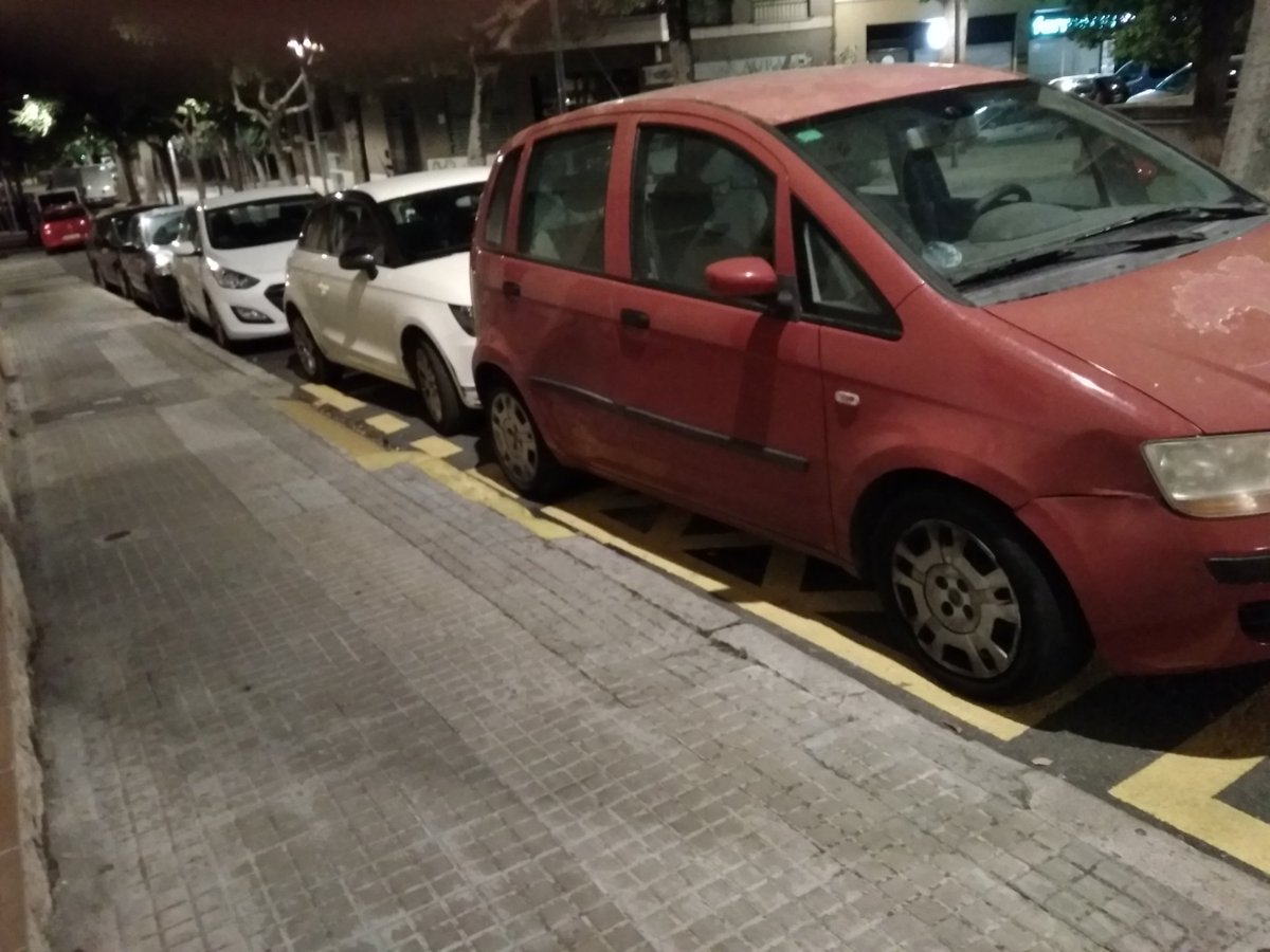 uri_palau's tweet photo. Més mal aparcats impossible i això cada dia @VilafrancaAj a veure si puc treure el cotxe...!!! https://t.co/d0TiaSPjoo