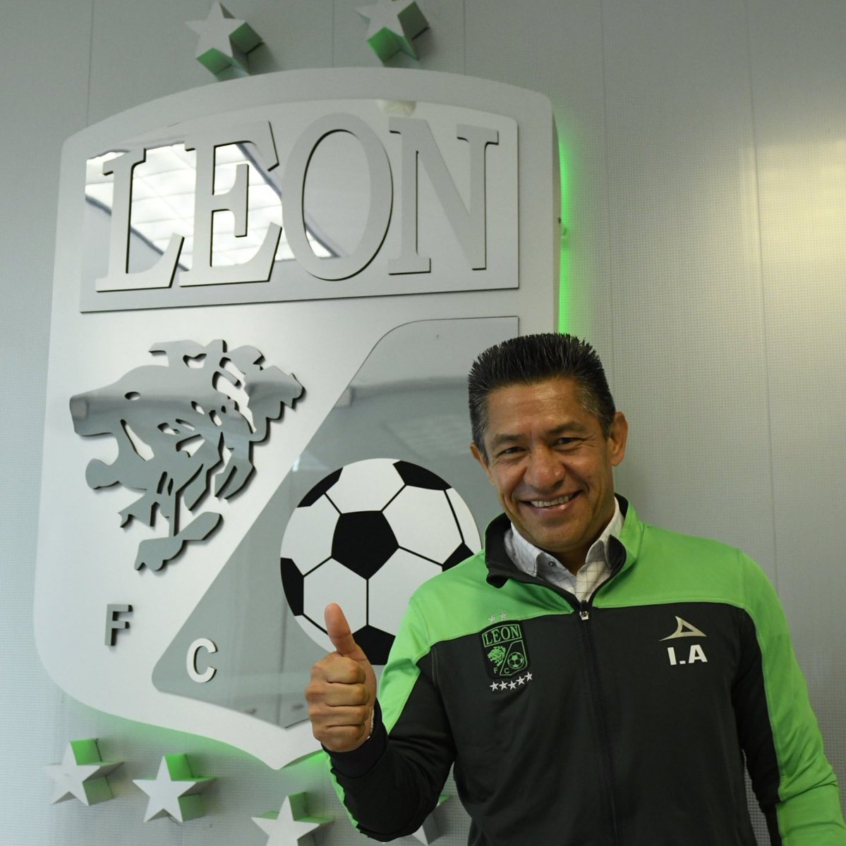 FakeFiera's tweet photo. 🚨🚨🚨
Puedo confirmarles amigos FakeFieras que el Sr Nacho Ambriz ya es técnico de nuestro equipo León.
Se está preparando una presentación espectacular como las que nos tienen acostumbrados.
Venga Nacho, bienvenido de nuevo a tu equipo León 🦁⚽👊🏻 https://t.co/30dLwQvbBr