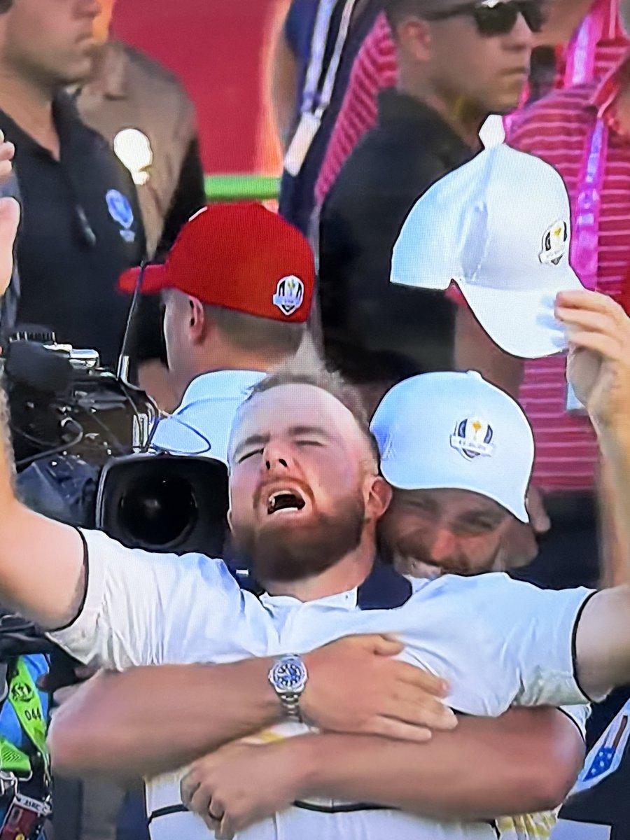 penguindominos's tweet photo. Europe Shane Lowery on 18th hole put to WIN the match⛳️🏌️‍♂️  
#europe
#rydercup2025 
#rydercup
#birdie
#birdiebirdie
#dirteebirdie
#teameurope
#ireland
#shanelowery https://t.co/w9wm4GGqjH