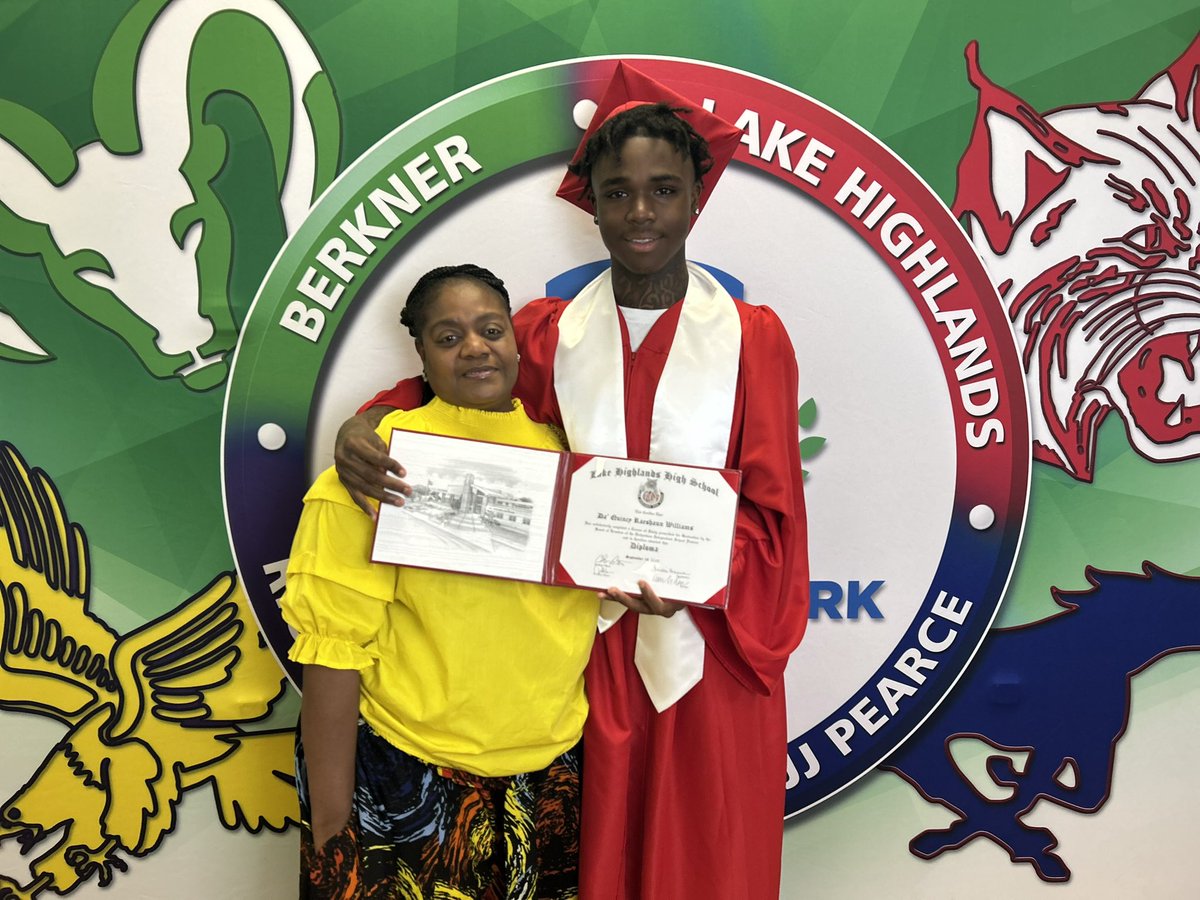 MPA_RISD's tweet photo. Congratulations to our latest @LakeHighlandsHS graduate, DaQuincy Williams! @DebraGilliland @ShariceLashay_ @RISDCleminator @kerrijones03 https://t.co/J8btqPGrDe