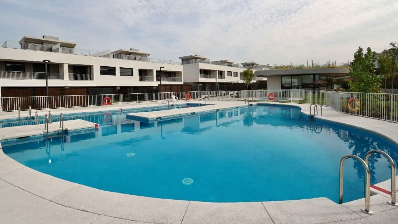 MadridProyecta's tweet photo. Cuesta de entender las tragaderas que tenemos los españoles en cuanto a vivienda, incluso con promociones "prime".

A la izquierda, promoción de pareados por 1M. Sin jardines ni plazuelas. A la derecha, promoción "exclusiva" con pisos interiores, sin patio arbolado, sin vistas. https://t.co/bDcGXYISkg