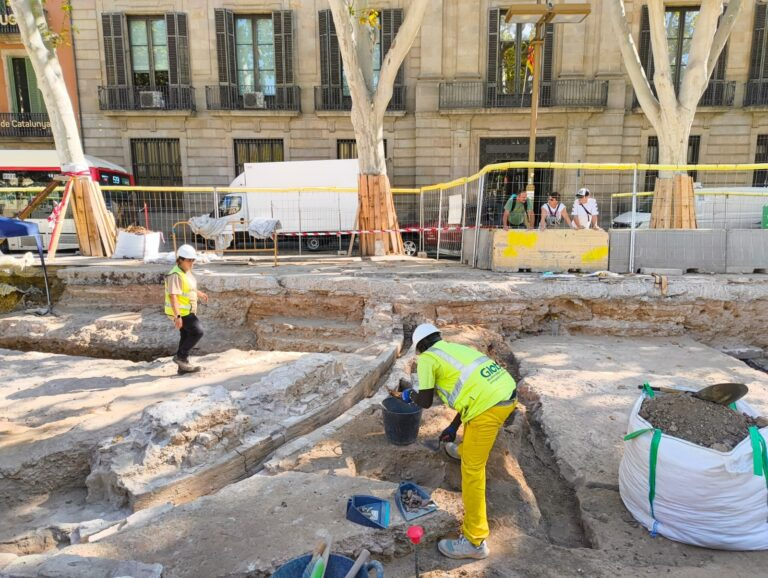cerclecatalahis's tweet photo. Nova troballa a la Rambla: apareix un altre tram de muralla medieval
"El sector excavat, a la zona de Santa Mònica, també inclou una torre pentagonal i restes d'un petit ase"
https://t.co/DB1aEWeFA0
#barcelona #rambla #troballa https://t.co/oDr1vq2FxR
