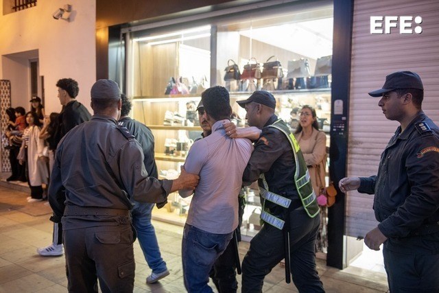 Varias personas fueron detenidas en Rabat en el segundo día de las protestas convocadas en las redes sociales por jóvenes de la generación z para exigir reformas del sistema educativo y sanitario, mayor justicia social y medidas contra el desempleo juvenil.