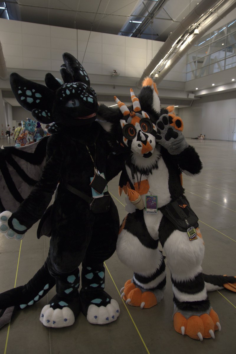 Here's some Anthrocon photos I forgot to post!
🧵<a href="/lemonbrat/">Lemonbrat@Anthrocon! 🌈🍋💛</a>