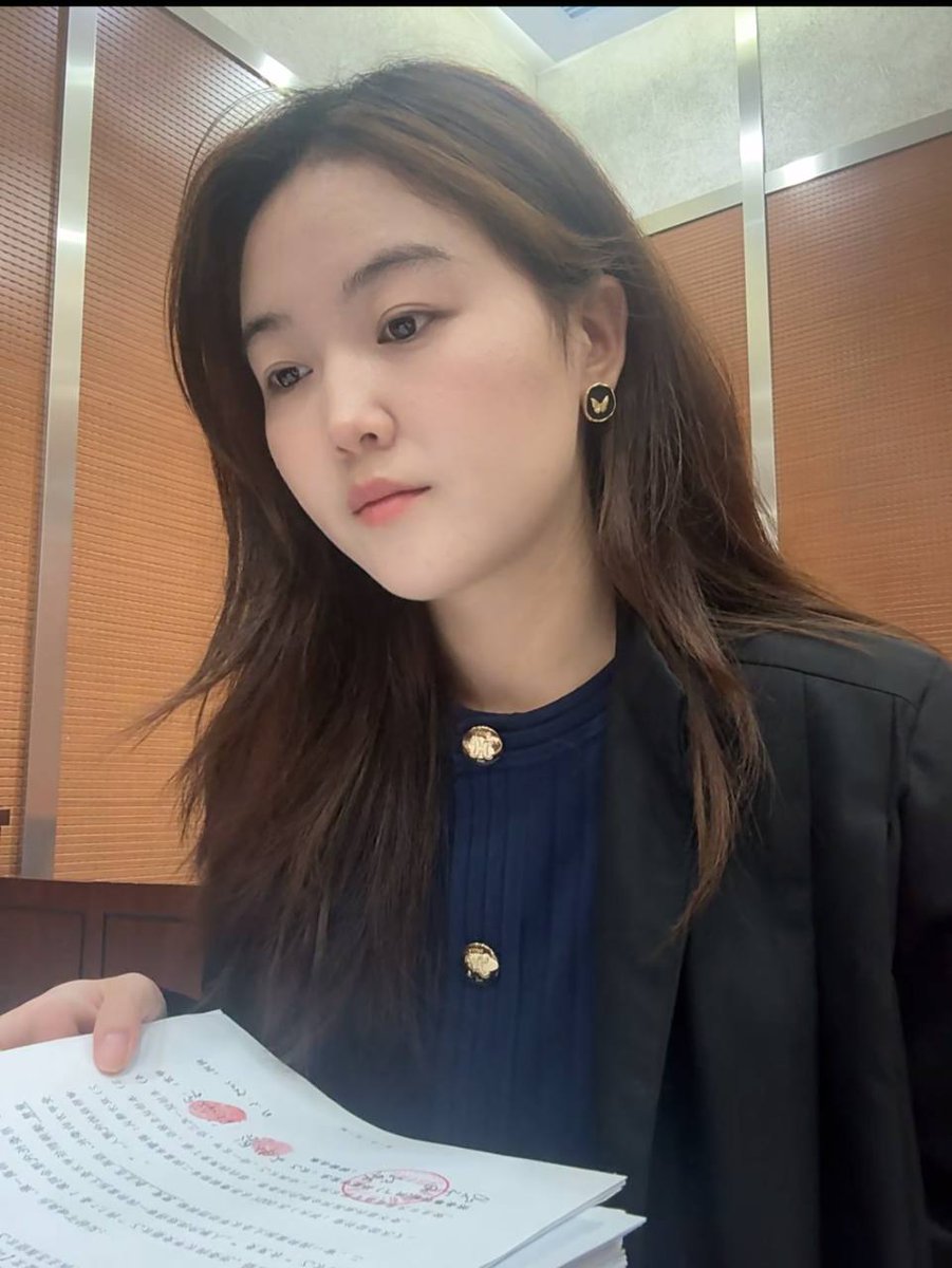 lushi818's tweet photo. 前段时间看到推上非律师人员发布律师工作日常，
在法庭上看起来光鲜靓丽、雷厉风行，甚至还有专业的打光师追踪拍照，
但是真律师在法庭拍照都只能在庭审开始前和开始后偷偷摸摸拍两张，
哪敢那么光明正大的拍视频呢
推友们可要注意一点喔 https://t.co/6Bqx2RjG1R