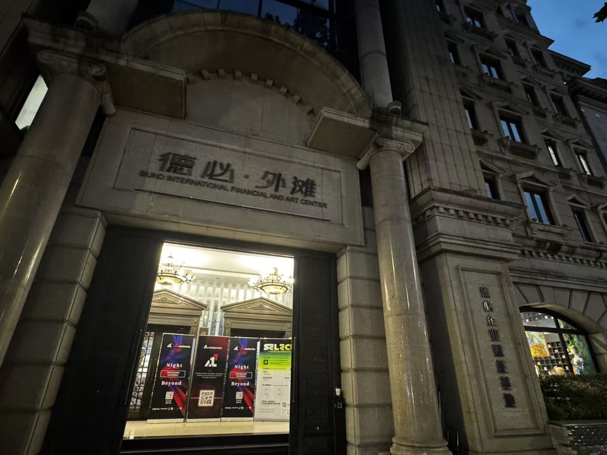 NodeLab_'s tweet image. 🎉 Night & Beyond · 上海回顾
9月26日,我们齐聚外滩,度过了一个难忘的夜晚——这里有Web3的深度交流、分享以及真诚的连接。
✨ 50+ 位建设者、投资人和创作者齐聚一堂
🍸 美酒与即兴合作的火花
📸 感谢每一位到场的小伙伴,让这个夜晚如此特别!
#Avalanche #Web3 #GameFi #NightAndBeyond