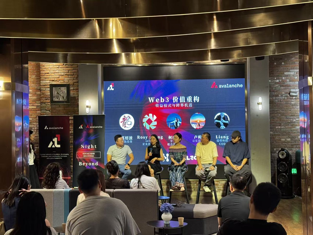 NodeLab_'s tweet image. 🎉 Night & Beyond · 上海回顾
9月26日,我们齐聚外滩,度过了一个难忘的夜晚——这里有Web3的深度交流、分享以及真诚的连接。
✨ 50+ 位建设者、投资人和创作者齐聚一堂
🍸 美酒与即兴合作的火花
📸 感谢每一位到场的小伙伴,让这个夜晚如此特别!
#Avalanche #Web3 #GameFi #NightAndBeyond