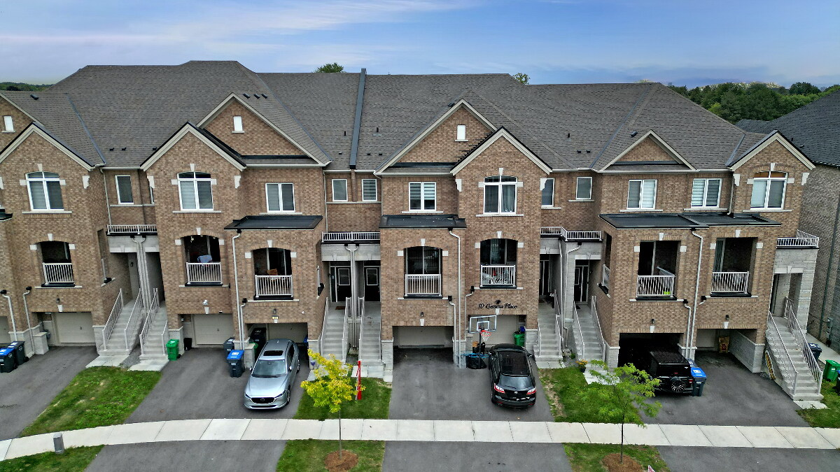 gtarealtyplus's tweet photo. Check out this home! Stunning, fully renovated house plus a new finished basement with separate entrance. Upgrades include flooring, paint, railings and appliances. Bright living room, closed balcony, and spacious master with .. https://t.co/WCXoiU88uY https://t.co/M6DOwCsiCv