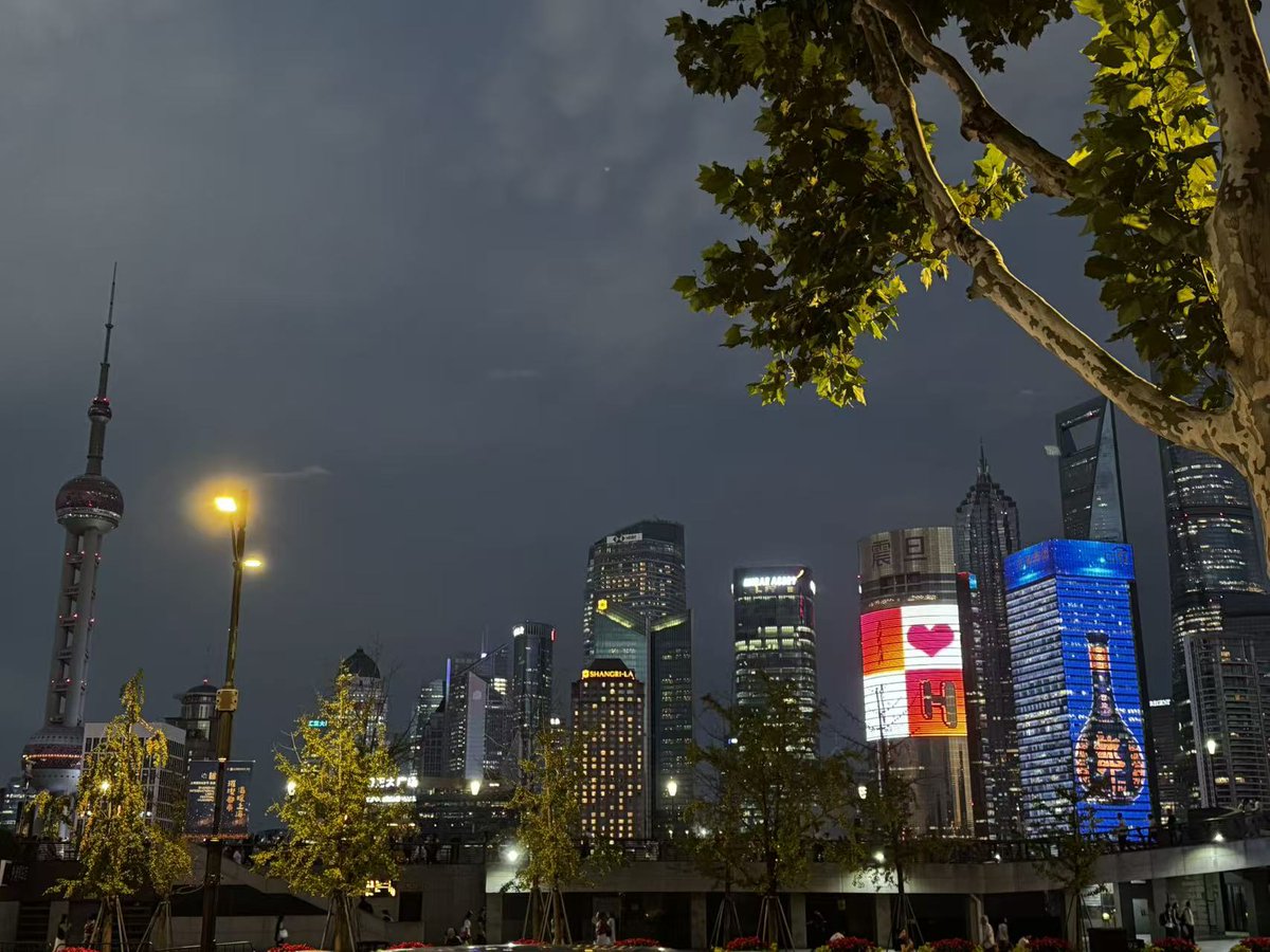🎉 Night &amp; Beyond · 上海回顾

9月26日，我们齐聚外滩，度过了一个难忘的夜晚——这里有Web3的深度交流、分享以及真诚的连接。

✨ 50+ 位建设者、投资人和创作者齐聚一堂
🍸 美酒与即兴合作的火花
📸 感谢每一位到场的小伙伴，让这个夜晚如此特别！
#Avalanche #Web3 #GameFi #NightAndBeyond