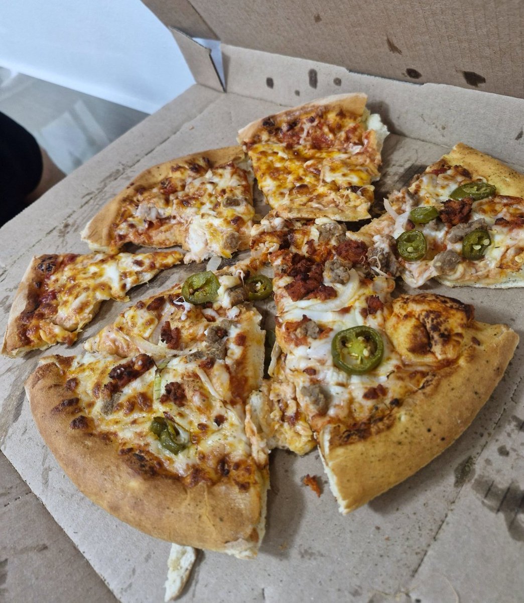 Berltrand's tweet photo. @dominosmx asco de experiencia y atención, entregan la pizza sin cortar y cuando les pides que la corten lo hacen de mala gana y te la despedazan, de plano ni se antoja... https://t.co/Y3kIi5A7Oc