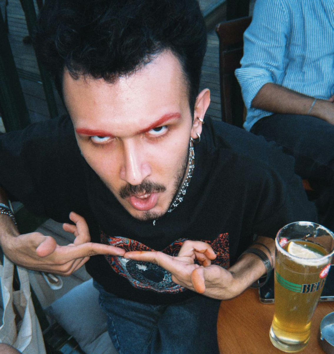 tiktok videomun altına birisi "gotik arabesksin" yazmış. hiç bir etiket beni bu kadar iyi hissettirmemişti... teşekkürler 🖤🪭