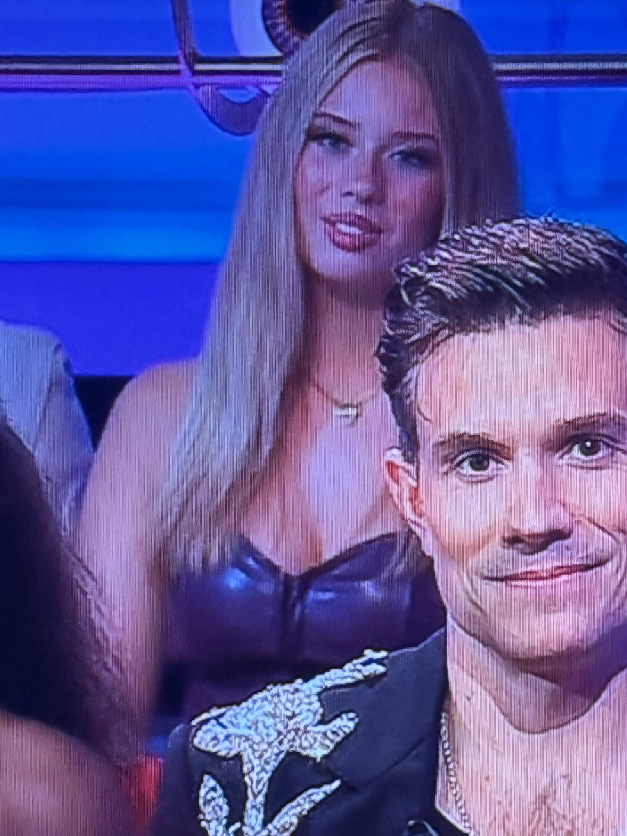 iames2003's tweet photo. #BBUK Who is this queen in the back? https://t.co/j69Zvs3bAO