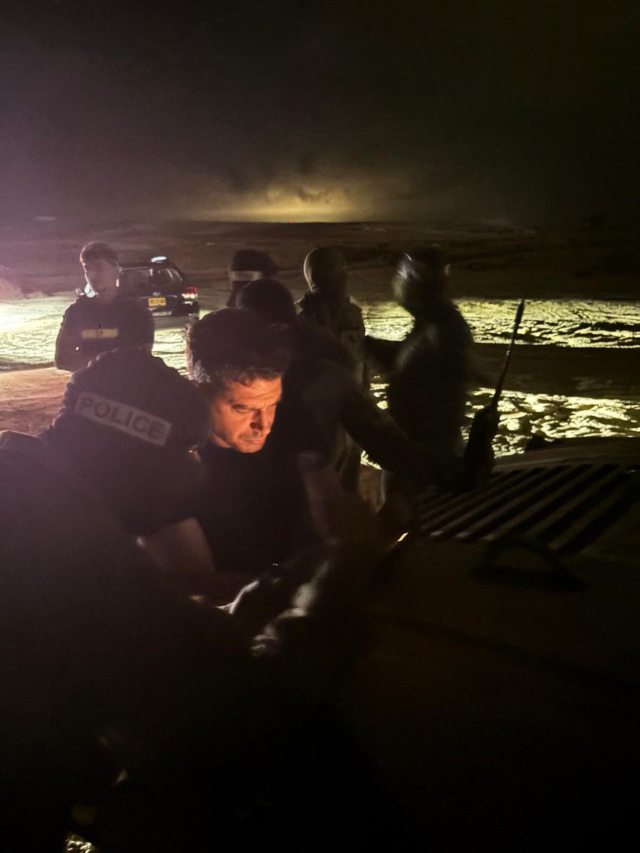 מסיים כמה שעות סיור בפתחת ניצנה שבמהלכו עשרה רחפנים כבדים לפחות חצו משטח מצרים - משענת קנה רצוץ - לשטח מדינת ישראל. 

כל רחפן כזה יכול לשאת 4 מקלעי מאג או עשרה נשקים ארוכים, המשמעות 40 מקלעים חצו לשטחנו וזה בסיור של שעתיים בלבד. 

כשקראתי את תחקיר הקול היהודי היה נראה שהתאור של