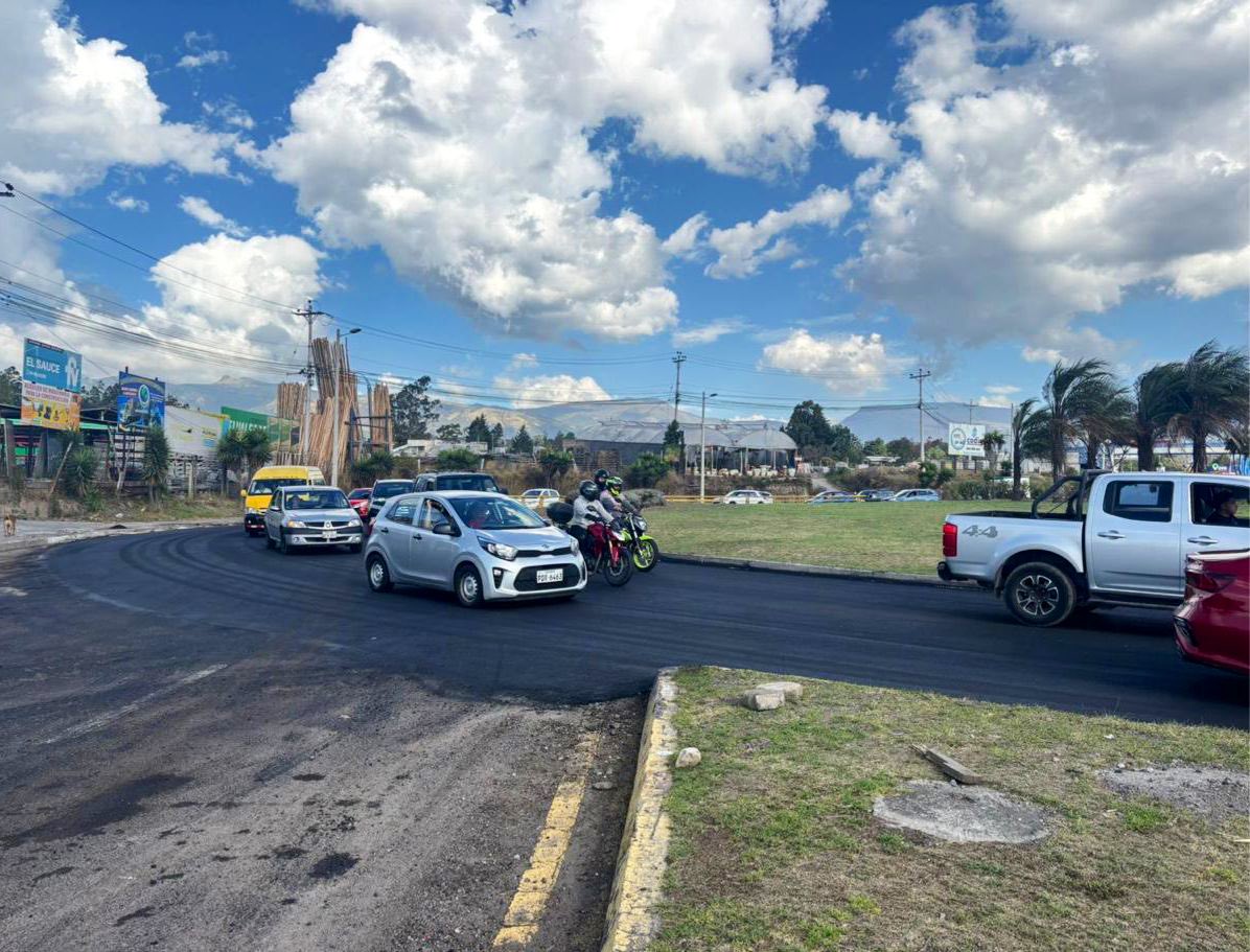 ObrasQuito's tweet photo. ✔️ #RehabilitaciónVial | AHORA✔️

En la #AvOswaldoGuayasamín concluimos los trabajos en el redondel de Puembo.

👉🏻Paso habilitado con normalidad

#QuitoRenace https://t.co/J6vM4woJQT